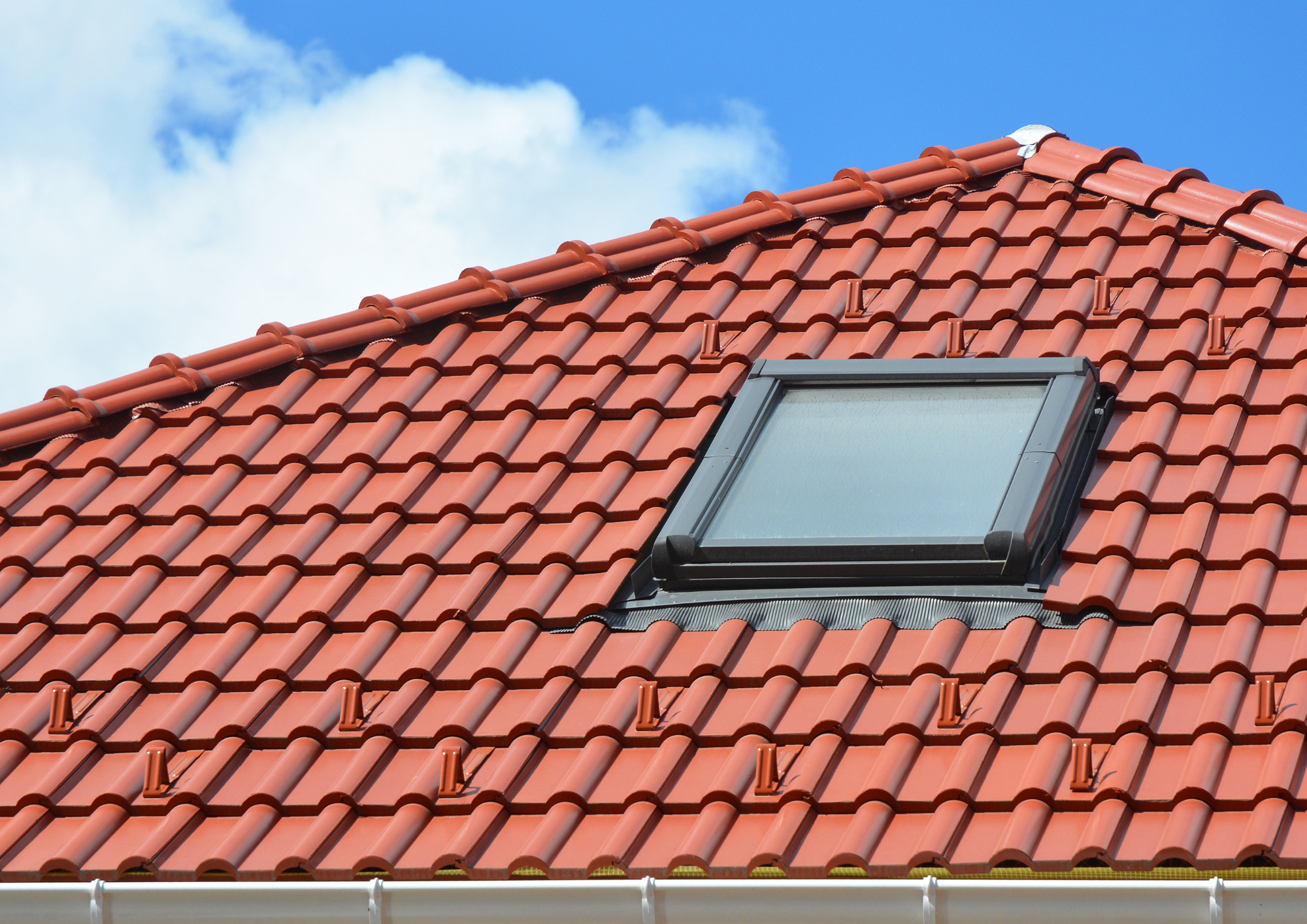 fenêtre de toit velux sur un toit