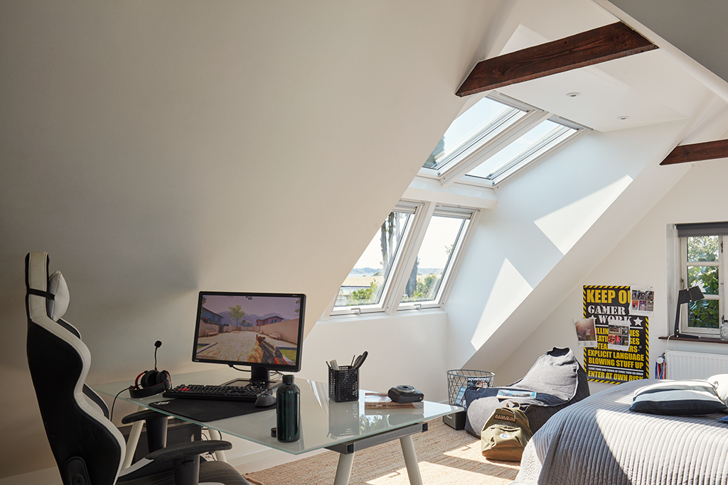 Chambre d'adolescent profitant de la lumière d'une fenêtre de toit Velux