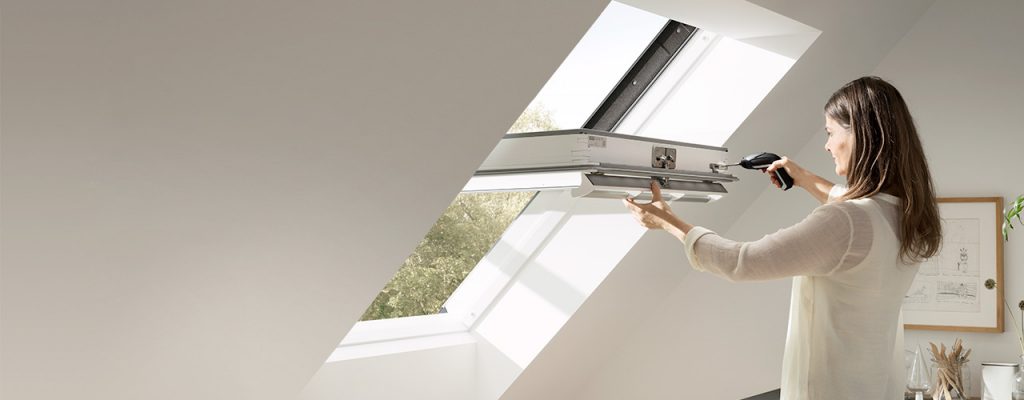 femme qui répare le filtre d'air d'un velux